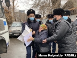 Полиция задерживает протестующую 300 дней у консульства Китая в Алматы. 21 декабря 2021 года.