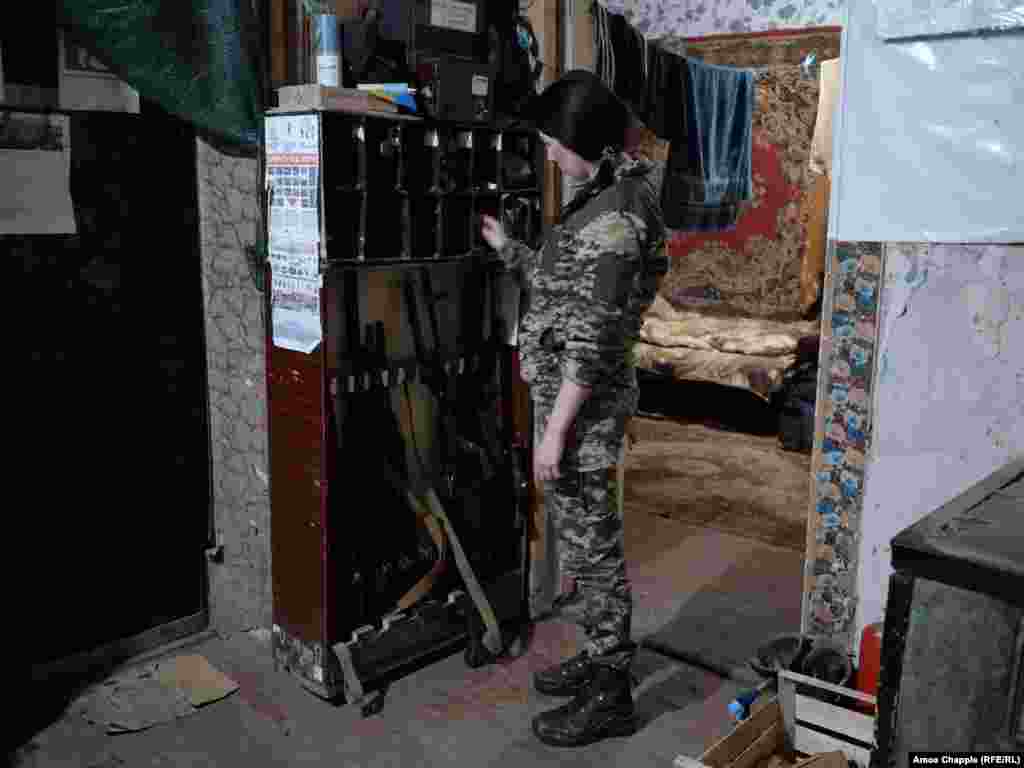 Жінка-військовослужбовець дивиться на боєприпаси