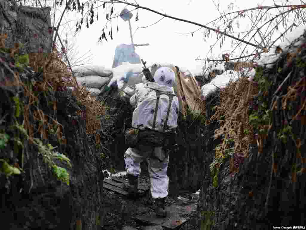 Український військовослужбовець стріляє у бік російських гібридних сил