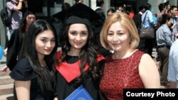 Апам, сиңдим жана мен.