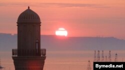 Баку читендә Каспий диңгезендәге нефть коелары