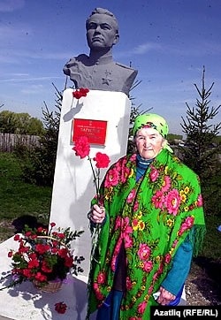 Гази Заһитовның хатыны иренең һәйкәле янында