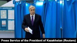 Казак президенти Касым-Жомарт Токаев добуш берип жаткан учур, 20-ноябрь 2022-жыл.