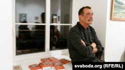 Його звинувачують у порушенні законодавства про протидію екстремізму, а також у реабілітації нацизму та «запереченні геноциду білоруського народу»