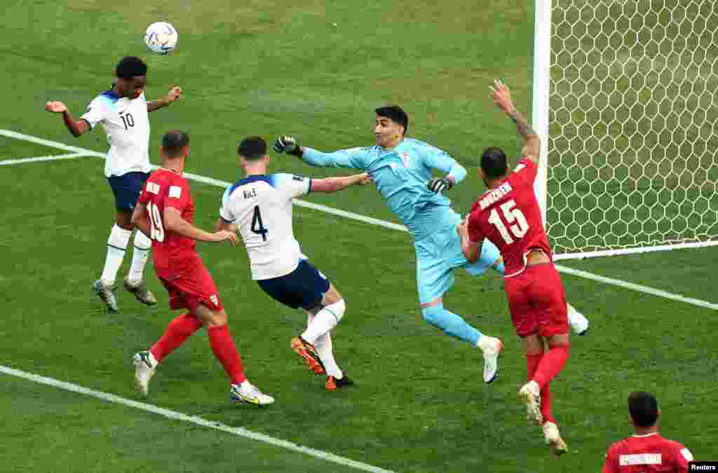 Бул чемпионатта Англия дагы фавориттер катарынан орун алган. Алар биринчи беттешин Иранга каршы ийгиликтүү ойноп, ири эсепте (6:2) жеңип алды.