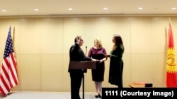 АКШнын жаңыдан дайындалган Кыргызстандагы элчиси Лесли Вигеринин Мамлекеттик департаментте ант берүү учуру