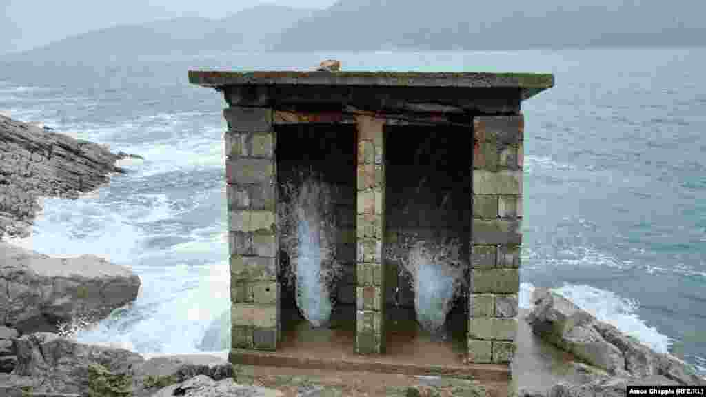 Черногориядагы Которская булуңдагы көл жээгиндеги ажаткана. Ноябрь, 2022-жыл. (Амос Чаппл) &quot;Югославиялык деңиз флотунун ажатканасынын бул сүрөтү Реддит социалдык платформасынын колдонуучуларынын арасында чоң талкууга жем таштады. Алар мындай ажаткананын жакшы жана жаман жактарын кызуу талкуулашты. Сибирдеги коомдук ажатканалардын үрөй учурган сүрөттөрүн жарыялап жүргөн&nbsp;Инстаграмдагы сибирдик активист бул сүрөттү жарыялап, &quot;Муну өзүн-өзү тазалоо дейт, мен чечим таптым!&quot; деп жазды&quot;, - деп эскерет сүрөттүн автору Амос Чаппл.&nbsp; &nbsp;