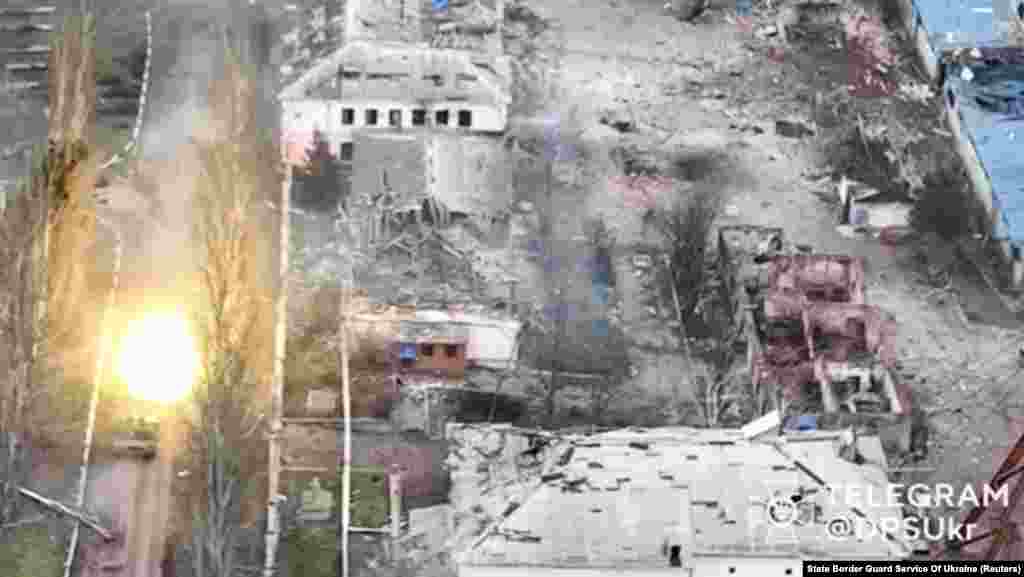 Украинский танк ведет бой в Соледаре. 8 января 2023 года