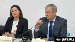 Сьвятлана Ціханоўская і ейны намесьнік Павал Латушка