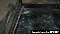 Талкаланган терезе жана авиабомбанын калдыгы. 