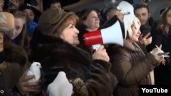 Անշնչացած «խաղաղության» աղավնին ադրբեջանցի կնոջ ձեռքում, Լաչինի միջանցք, դեկտեմբեր, 2022թ.