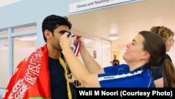 ولی محمد نوری در هنگام دریافت مدال طلا درمسابقات شنادر بریتانیا - تصویر از سال ۲۰۲۲