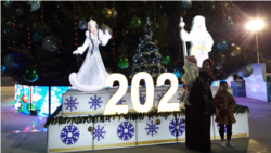 Diňle: Arzan süýji-kökeler we ýasama azyk bolçulygy: Baýramçylygyň öňüsyrasynda söwda janlanýar
