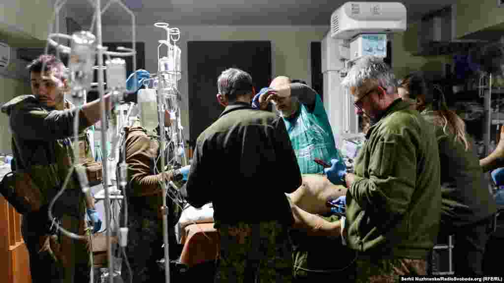 Дмитро Ксьондз, військовий медик: &laquo;Як і під час будь-якої хірургії, потрібно швидко зорієнтуватися і швидко стабілізувати (пацієнта &ndash; ред.).Стабілізувати дихання, крововтрату, тиск, пульс. Це по-перше. Далі&nbsp;&ndash; відправити на наступні етапи евакуації, там де в більш спокійних умовах можуть надати високоспеціалізовану допомогу. Правильно відсортувати пацієнтів: легкий, середній або важкий, це те, що ми маємо зробити. Найголовніше &ndash; це скоротити перебування пацієнта, щоб середнє перебування 300-го ( пораненого &ndash; ред.) у нас було мінімальним&raquo;.