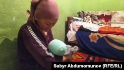 Кыргыз-тажик чек арасындагы жаңжалда Максат айылынан жер которуп келген Надира Каримова жаңы төрөлгөн ымыркайы менен. Бул наристе анын төртүнчү баласы. Бишкек. Декабрь, 2022-жыл.  