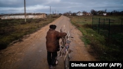 Попри російські атаки люди залишаються у Херсоні, навіть в його найбільш небезпечних районах 