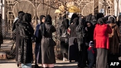 آرشیف - شماری از دانشجویان دختر در کابل