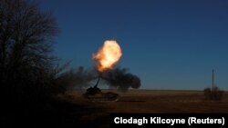 Ukrainanyň 43-nji agyr artilleriýa brigadasynyň esgerleri 11-nji ýanwarda Soledaryň golaýynda "Panzerhaubitze 2000" kysymly nemes tankytdan ot açýarlar.