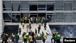 Болсонарунун тарапкерлери 8-январда президенттин сарайынын, парламенттин жана Жогорку соттун имараттарына кирип барган жана полиция аларды көп өтпөй кууп чыккан.