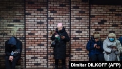 Жер астындагы баш калкалоочу жайларда отурган киевдиктер. 