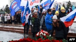  Samarada raýatlar şäheriň esasy uruş ýadygärliginiň öňünde gül çemenlerini goýdy.