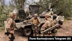 Білоруські добровольці з полку імені Кастуся Калиновського поруч із покинутою російською МТ-ЛБ