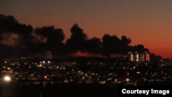 Курск аэродромундагы мунай сактоочу резервуар күйүп  жатат. 