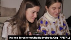 Сестри розмовляють із братом, який проходить медичне обстеження