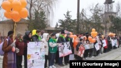  “Зомбулуксуз жашоо” деп аталган акциянын катышуучулары. Бишкек. 28-ноябрь, 2022-жыл.