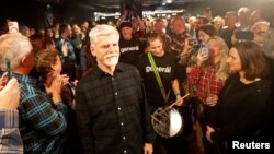 Талапкерлердин бири Петр Павел шайлоочулары менен. 