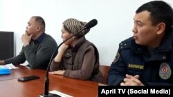 Толгонай Солтонова сот залында. Сүрөт "Апрель ТВнын" түз эфиринен алынды. 