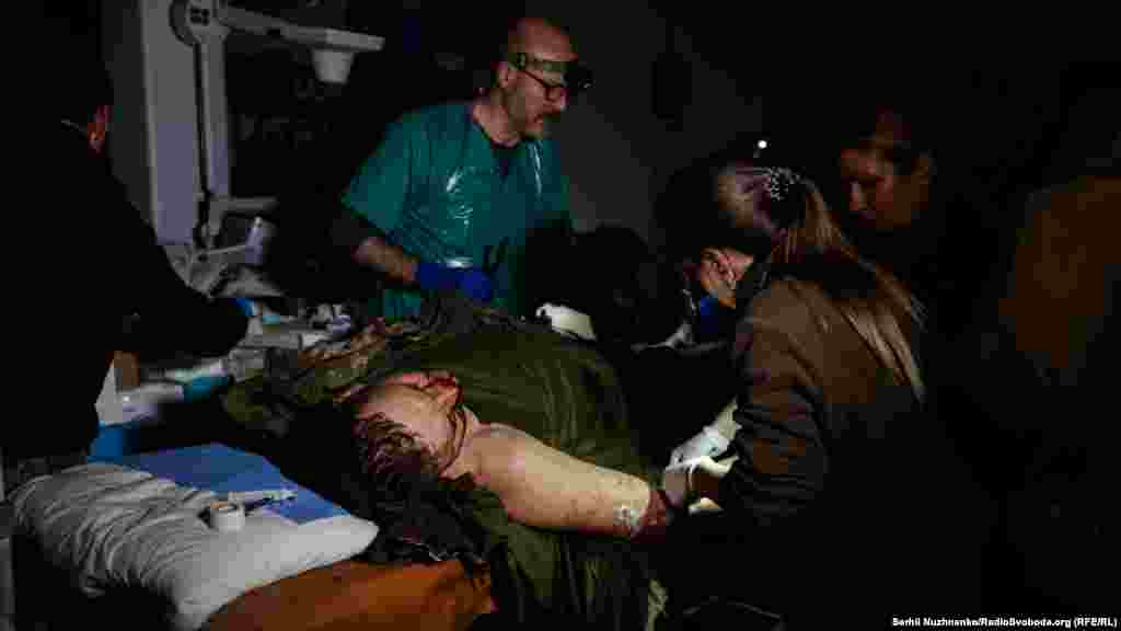 До бійця, неначе бджоли, з усіх боків злітаються медики. Швидко розрізають одяг, &laquo;ставлять вену&raquo;, стабілізують і рятують його життя.