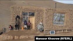 خانه گلی و وضعیت زنده گی خانواده زهرا در ولایت غور