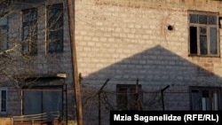 Следы от снарядов на стене дома