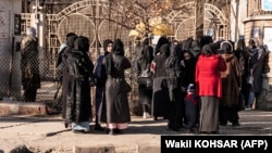 تعدادی از زنان و دختران دانش آموز پوهنتون کابل که اجازه نیافته اند به صنوف درسی خود برگردند