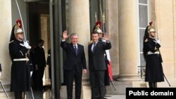 Өзбекстандын президенти Шавкат Мирзиёев  менен Франциянын президенти Эммануэл Макрон. Елисей сарайы. 22-ноябрь, 2022-жыл.