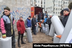 Добровольці розвантажують матраци для постраждалих