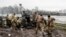Українські артилеристи працюють з гарматою M777 на Донбасі
