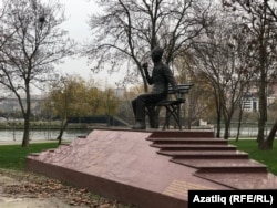 Габдулла Тукай паркында шагыйрь һәйкәле