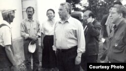 Чыңгыз Айтматов жана Бакыт Карагулов (көз айнекчен оңдо турат)