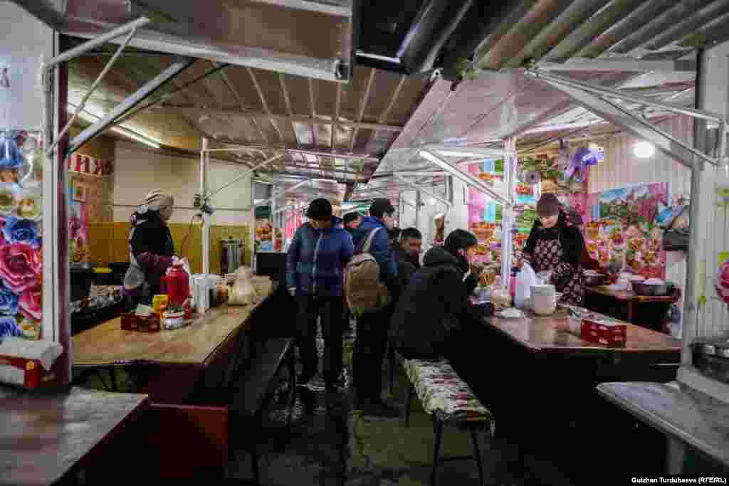 Базарда ар бир сатуучунун өзүнүн кардарлары да бар экен. &nbsp;