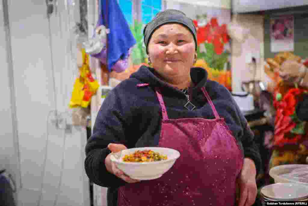 Диля Сыдыкова 10 жылдан бери ашлямфу сатат. Ал төрт баласын базардан тапкан кирешеси менен багат.&nbsp;