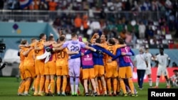 Нидерланддар чейрек финалга өткөнүн майрамдап жатат.