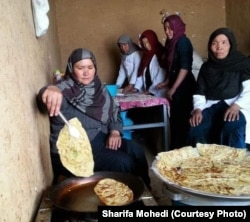 رستورانت شریفه موحدی یک تن از زنان تجارت پیشه در ولایت غور قبل از بازگشت طالبان به قدرت