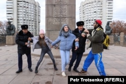 Задержание активистов движения "Oyan, Qazaqstan!", проводивших акцию против президентских выборов. Алматы, 20 ноября 2022 года