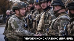 Олександр Сирський (ліворуч) на церемонії підняття прапора України в місті Лимані, Донеччина, 4 жовтня 2022 року 