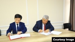Жапониянын Muroo Systems Cо компаниясынын президенти Жонсинг Пан  жана энергетика министри Таалайбек Ибраев. Министрлик тараткан сүрөт. 