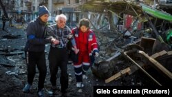 Ukraina Russiýanyň raýat desgalaryna zarba urýandygyny aýdýar.