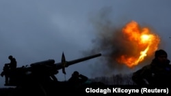 Українська артилерія веде вогонь по позиціях російських військ поблизу Бахмута