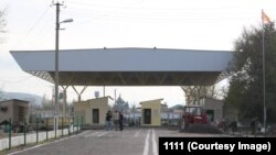 Кыргыз-өзбек чек арасындагы "Бек-Абад" өткөрмө бекетинин оңдолуп жаткан учуру. Сузак, Жалал-Абад. 2022-жылдын ноябры.